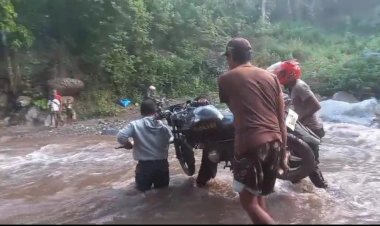 Personil-Polres-Sumba-Timur-Hadapi-Jalur-Ekstrem-Demi-Kelancaran-Pilkada-2024