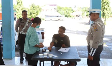 Jaga-Kelancaran-Transportasi-Angkutan-Umum,-Polres-Sumba-Timur-Gandeng-Jasa-Raharja-Perikasa-Kesehatan-Sopir