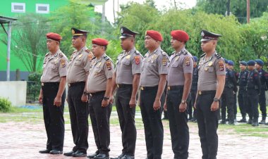 Kapolres-Sumba-Timur-Pimpin-Apel-Kenaikan-Pangkat-Personil-Polres-Sumba-Timur-dan-Brimob-Kompi-4-Yon-C-Pelopor-Sumba