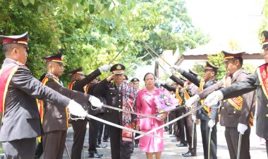 Empat-Personil-Purna-Tugas,-Polres-Sumba-Timur-Gelar-Wisuda-Purna-Bhakti-dengan-Upacara-Pedang-Pora