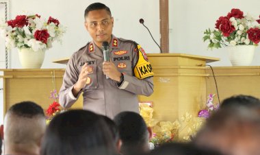 Kapolres-Sumba-Timur-Serukan-Waspada-Penipuan-Online-di-Kegiatan-Minggu-Kasih-GKS-Laipori