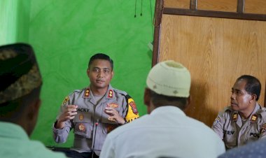 Laksanakan-Jumat-Curhat-di-Masjid-Ar-Rahman-Kambajawa,-Kapolres-Sumba-Timur-Dengarkan-Masukan-Masyarakat