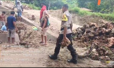 Sinergi-dengan-Warga,-Personil-Polsek-Umalulu-Ikut-Kerja-Bakti-di-Desa-Watuhadang