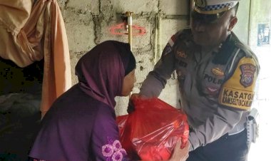 Wujud-Kepedulian-Polri,-Satlantas-Polres-Sumba-Timur-Berikan-Bantuan-Sembako-ke-Lansia