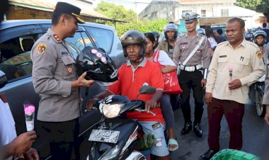 Keselamatan-dan-Kasih-Sayang:-Polres-Sumba-Timur-Bagikan-Helm-dan-Bunga-di-Hari-Valentine