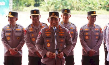 Kapolri-dan-Gubernur-Yogyakarta-Sri-Sultan-Hamengku-Buwono-X-Menanam-Jagung-Bersama