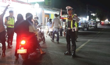 Polres-Sumba-Timur-Gelar-Operasi-Keselamatan-dengan-Pendekatan-Humanis-di-Pos-Pantau-Lalu-Lintas-Matawai