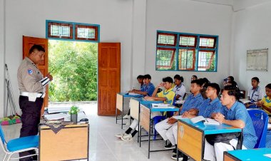 Polres-Sumba-Timur-Gelar-Sosialisasi-Keselamatan-Berlalu-Lintas-di-SMAK-Andaluri-Waingapu