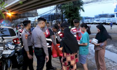 Korps-Sabhara-Polri-Terjunkan-Watergen-dan-Dapur-Lapangan-untuk-Bantu-Warga-Terdampak-Banjir-di-Rawajati