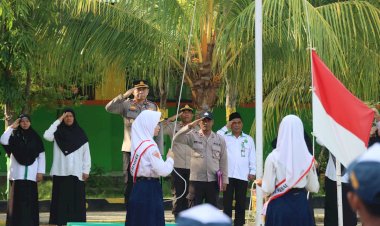 Polres-Sumba-Timur-Gelar-Upacara-Bendera-di-Sekolah,-Wakapolres-Jadi-Irup-di-MTs-N.-Sumba-Timur