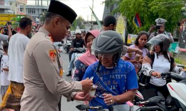 Polri-Untuk-Masyarakat,-AKBP-E.-Jacky-Bagikan-Takjil-kepada-Pengendara-dan-Jalin-Silaturahmi-dengan-Warga