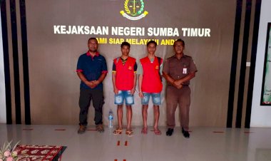 Dua-Tersangka-Pencurian-Sepeda-Motor-Pendeta-di-Haharu,-Diserahkan-Penyidik-ke-Kejari-Waingapu