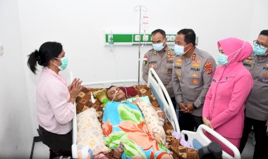 Kapolda-NTT-Tunjukkan-Kepedulian,-Jenguk-Anggota-Polres-TTS-yang-Alami-Laka-Saat -Tugas-Pengawalan