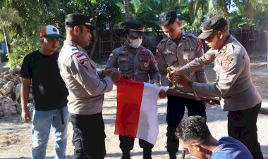 Polres-Sumba-Timur-Bagikan-dan-Pasang-Bendera-Merah-Putih-di-Rumah-Warga