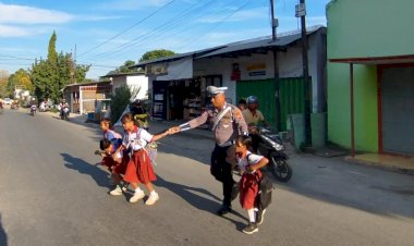 Lalu-Lintas-Tertib,-Satlantas-Polres-Sumba-Timur-Kawal-Mobilitas-Pagi
