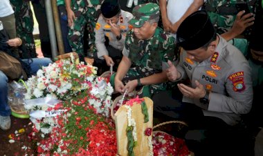 Hadiri-Pemakaman-Affan-Kurniawan-di-TPU-Karet-Bivak,-Kapolda-Metro-Sampaikan-Permohonan-Maaf