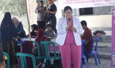 Kapolres-Sumba-Timur-dan-Ketua-Bhayangkari-Gelar-Bhakti-Kesehatan-di-Pulau-Terluar