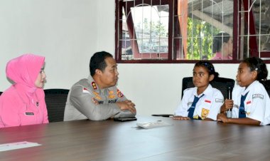 Kapolda-NTT-Beri-Kejutan-Haru,-Pertemukan-Dua-Siswa-SMR-19-dengan-Orang-Tua-Mereka