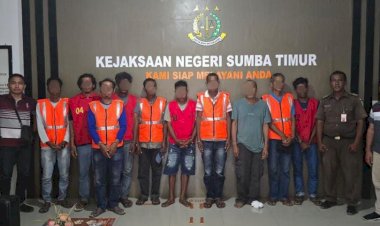 Berkas-Perkara-Lengkap,-Polsek-Umalulu-Serahkan-10-Tersangka-Kasus-Penggelapan-Pupuk-ke-Kejari-Waingapu