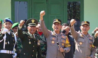 HUT-TNI-ke-80,-Kapolres-Sumba-Timur-dan-Jajaran-Datangi-Makodim-1601/Sumba-Timur