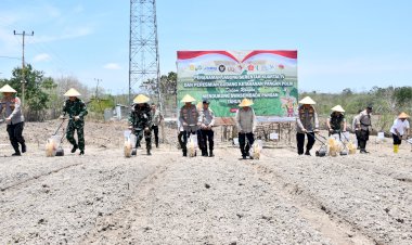 Dari-Timur,-Harapan-untuk-Semua:-Kapolda-NTT-Pimpin-Penanaman-Jagung-Serentak-Menuju-Lumbung-Pangan-Nasional