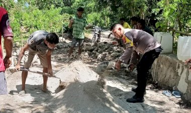 Kolaborasi-Bhabinkamtibmas-dan-Masyarakat-Wujudkan-Jalan-Layak-di-Desa-Tarimbang