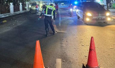 Respon-Cepat-Satlantas-Polres-Sumba-Timur-Bersihkan-Jalan-Usai-Laporan-Warga