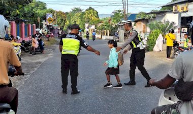 Sat-Lantas-Polres-Sumba-Timur-Hadir-Jaga-Keselamatan-di-Jalan-Raya