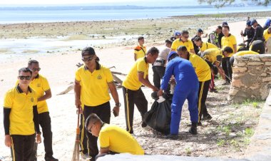 Tindak-Lanjut-Instruksi-Presiden,-Polres-Sumba-Timur-Bersama-Personel-Gabungan-Gelar-Aksi-Bersih-Pantai
