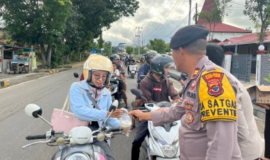 Polres-Sumba-Timur-Gelar-Pembagian-Takjil-di-Bulan-Suci-Ramadhan-1447-H,-Tingkatkan-Kepedulian-dan-Silaturahmi