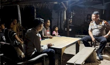 Cipta-Kondisi-Malam-Hari,-Kapolsek-Pandawai-Turun-Langsung-Sambangi-Warga