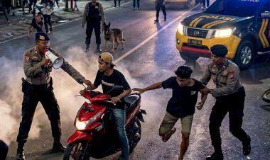 Respon-Cepat-Aduan-110,-Piket-Samapta-Polres-Sumba-Timur-Bubarkan-Balap-Liar-di-Waingapu