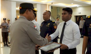 Berhasil-Ungkap-Kasus-11-Juta-Rokok-Ilegal-di-Perbatasan,-Kapolda-NTT-Beri-Penghargaan-kepada-Personel-Polri-dan-Bea-Cukai