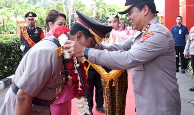 Haru-dan-Penuh-Penghormatan,-Kapolda-NTT-Pimpin-Tradisi-Pedang-Pora-Pelepasan-Brigjen-Pol-Baskoro-Tri-Prabowo