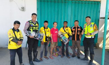 Satlantas-Sumba-Timur-Beri-Perhatian-kepada-Ojol-Maxim-dalam-Program-Polantas-Menyapa