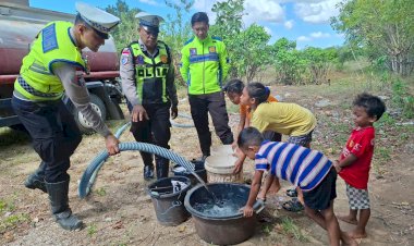 Sambut-Hari-Bhayangkara-ke-80,-Polres-Sumba-Timur-Salurkan-10.000-Liter-Air-Bersih-untuk-Warga-Padadita