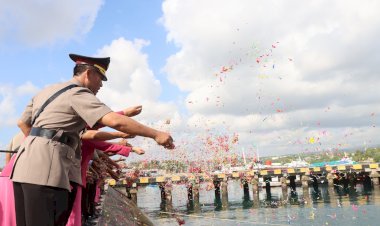 Sambut-HUT-Bhayangkara-ke-80,-Polres-Sumba-Timur-Gelar-Tabur-Bunga-di-Dermaga-Lama-Waingapu,-Wujud-Penghormatan-kepada-Jasa-Pahlawan