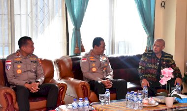 Momentum-HUT-Bhayangkara-ke-80,-Kapolda-NTT-Anjangsana-ke-Rumah-Sesepuh-Polri-Irjen-Pol.-(Purn.)-Jacky-Uly-Perkuat-Silaturahmi-dan-Jalin-Komunikasi-untuk-Kemajuan-Polda-NTT