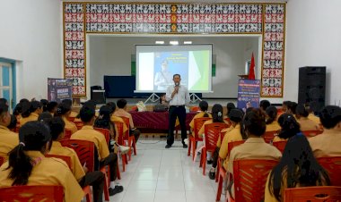 Satresnarkoba-Polres-Sumba-Timur-Edukasi-Ratusan-Pelajar-SMA-Katolik-Andaluri-tentang-Bahaya-Narkoba