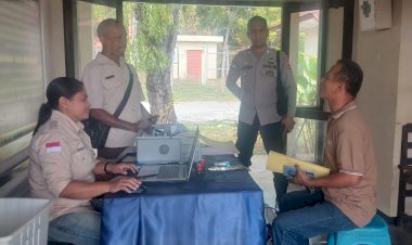 Dekatkan-Pelayanan-kepada-Masyarakat,-Polres-Sumba-Timur-Gandeng-UPT-Pendapatan-Daerah-Gelar-Samsat-Keliling-di-Umalulu