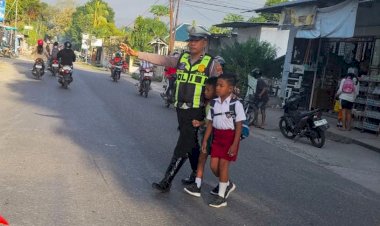 Pengaturan-Lalu-Lintas-Pagi,-Satlantas-Polres-Sumba-Timur-Pastikan-Aktivitas-Masyarakat-di-Waingapu-Berjalan-Aman-dan-Lancar
