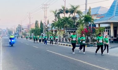 Personel-Polres-Sumba-Timur-Kawal-Pengamanan-Manuba-Run,-Ratusan-Peserta-Ikuti-Kegiatan-dengan-Aman-dan-Lancar