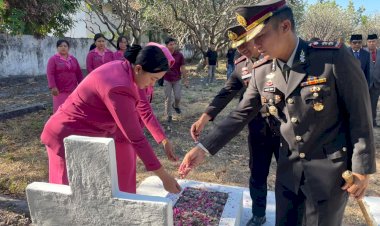 Jelang-HUT-ke-81-RI,-Kapolres-Sumba-Timur-Bersama-Forkopimda-Ziarah-ke-Makam-Pahlawan