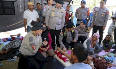 Wakapolda-NTT-Dampingi-Astamaops-Kapolri-Tinjau-Posko-Pengungsian-Korban-Gempa-di-Reo