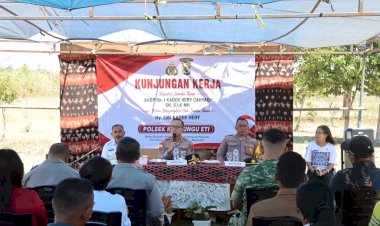Kapolres-Sumba-Timur-Dorong-Pengaktifan-Kembali-Siskamling-di-Kahaungu-Eti
