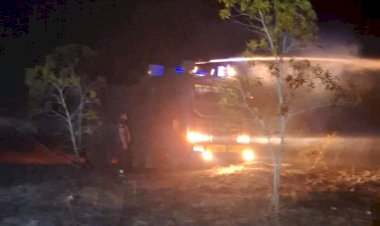 Dapat-Informasi-Warga,-Polres-Sumba-Timur-Kerahkan-Water-Cannon-Padamkan-Kebakaran-Lahan-di-Laendeha