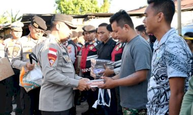 Polri-Peduli,-Kapolda-NTT-Salurkan-Bantuan-untuk-9-Keluarga-TNI-AD-Terdampak-Kebakaran-Asrama-Kuanino