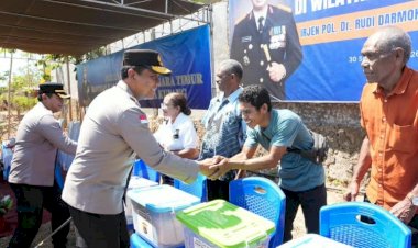 Resmikan-Delapan-Titik-Sumur-Bor,-Kapolda-NTT-Salurkan-Bansos-kepada-Warga-Kelurahan-Belo