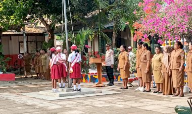 Cegah-Bullying-Sejak-Dini,-Kasat-Binmas-Polres-Sumba-Timur-Edukasi-Siswa-SD-Inpres-Uma-Mapu