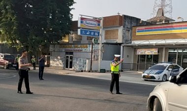 Utamakan-Keselamatan-Pengguna-Jalan,-Kapolres-Sumba-Timur-Turun-Langsung-Atur-Lalu-Lintas